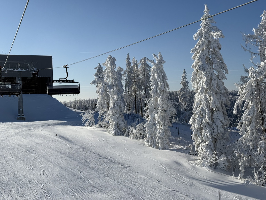 K1 vormittags mit herrlich beschneiten Bäumen