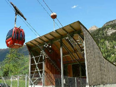 Nochmals die Talstation. Billete kann man am Automat lösen und damit durchs Drehkreuz. Gestartet wird die Bahn wie ein Hausaufzug.