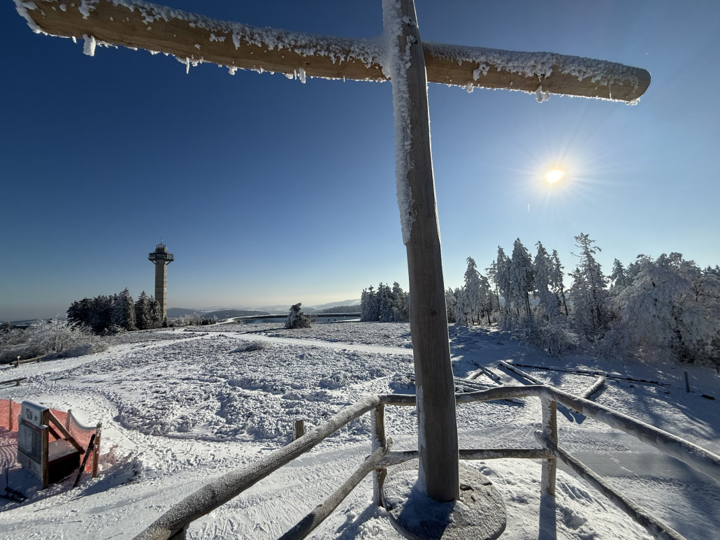 Neues Gipfelkreuz mit herrlich klarem Himmel