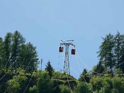 Mit dem Tele aufegnommen die Durchwegs steile Trasse