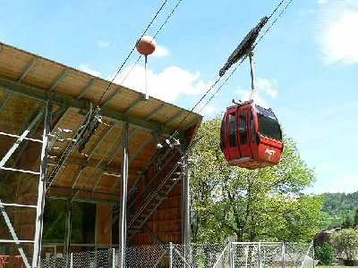 Talstation in schöner Holz Stahl Archidektur