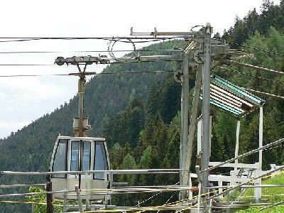 Bergstation mit Tragseilverankerung und Zugseilumlenkung