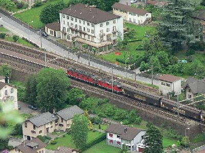 Güterzug durch den Bahnhof Faido. Der einzige noch in Betrieb befindliche Bahnhof zwischen Biasca und Airolo :-(