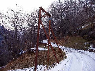 Stütze und krasse Strasse Bahn hat Oberseilführung