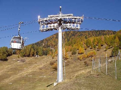 Stütze 7 vor der Bergstation. Landschaftlich schön im Herbst die Lärchen