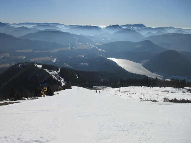 Gipfelhang-Abfahrt, rechts der 2-CLF Gipfel, im Hintergrund das Skigebiet Bürgeralpe