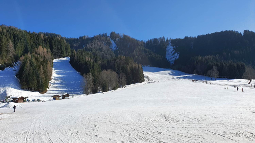 Das Skigebiet Bodental auf einen Blick - rechts der etwas kürzere Tellerlift, links der angesprochene Kurvenlift. Die "Abfahrt" ganz links soll, wenn ich mich richtig erinnere, eine Skisprungschanze gewesen sein...