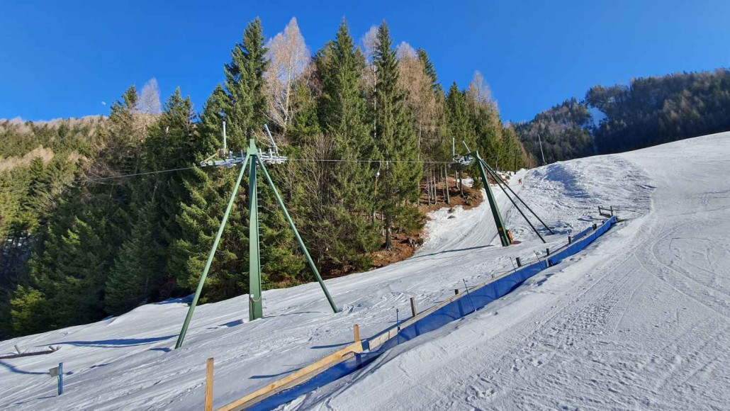 Es wird schon deutlich, warum man sich hier für eine Kurve entschieden hat und nicht geradlinig durch den Wald hinauf fährt... für ein Familienskigebiet ist die Piste hier schon recht knackig.