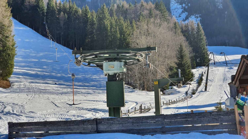 Die talwärts fahrenden Bügel des Kurvenlifts passieren keine Zwischenstütze, der Weg von der Berg- zur Talstation wird in einem einzelnen Spannfeld zurückgelegt.