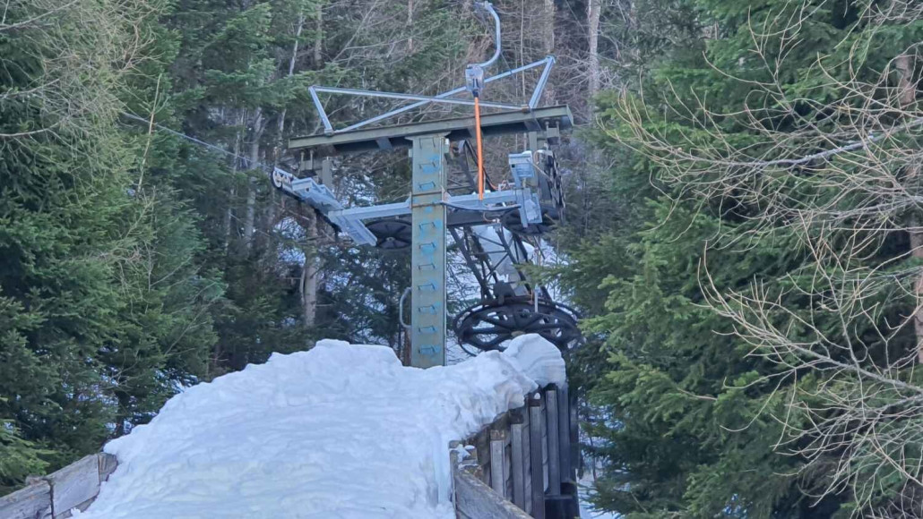 Zoom zur Bergstation mit der Gewichtsabspannung. Man beachte die Neuschneemengen auf der Rampe... kein Vergleich zur heurigen Wintersaison.