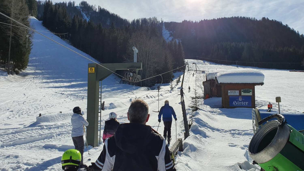 In Fahrtrichtung. Links die offenbar aufgelassene, steile Piste - zumindest war sie im Gegensatz zur Hauptpiste nicht präpariert. Durch das Waldstück innerhalb des Lifts führt übrigens noch eine MTB-Trail-ähnliche "Märchenwaldabfahrt".