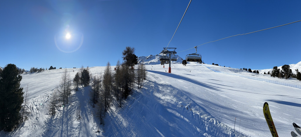 Standardblick auf das breite Gelände aus der Jochbahn auf Jochabfahrt (2) und Schönebenabfahrt (3)