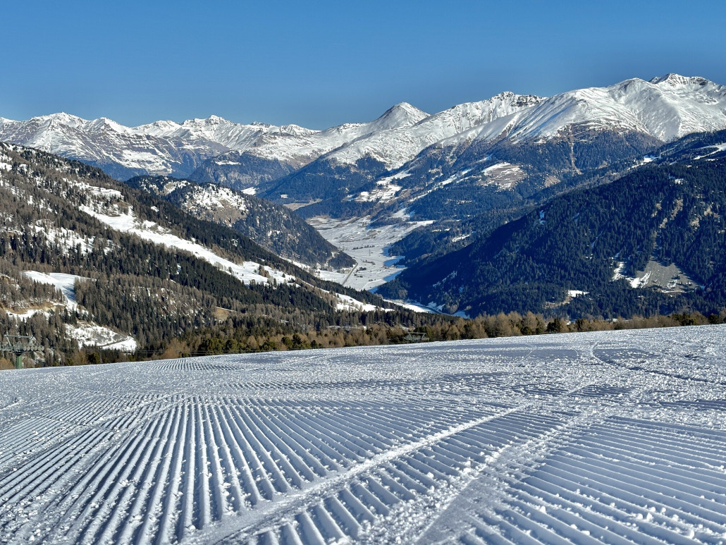 Talblick nach Österreich bis zum Seilbahncenter mit der Bergkastelbahn