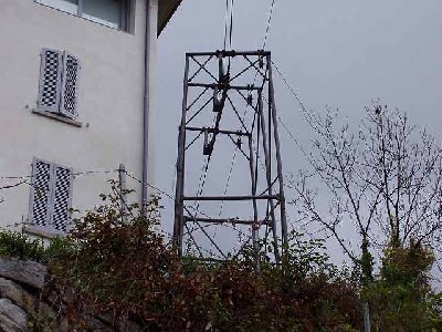 Die Parallele transportbahn führt an der Bergstation vorbei über eine Kurve hinter das Kloster wo sich der Friedhof befindet