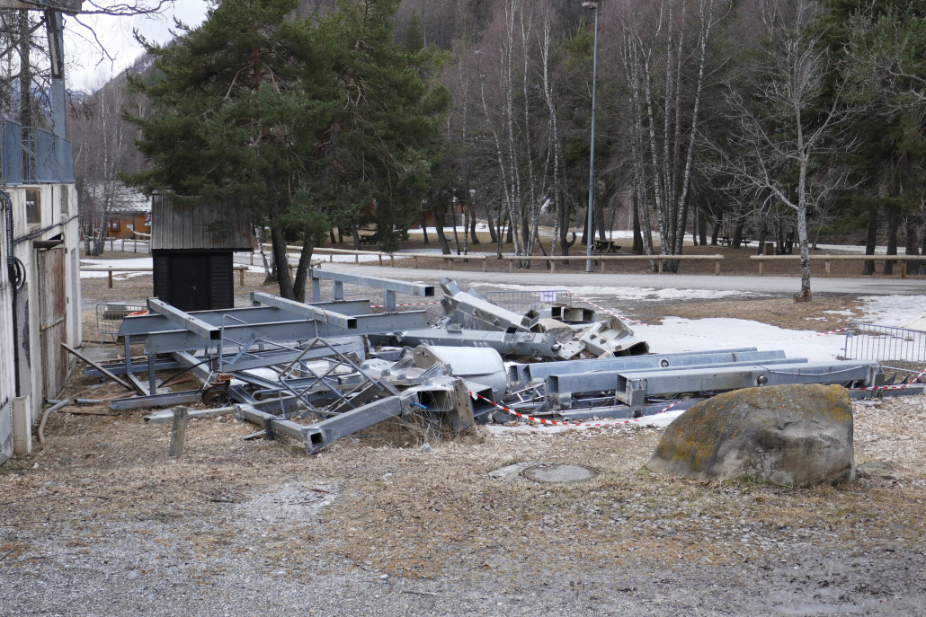Stützenteile. Die Stützen auf der Strecke wurden komplett entfernt