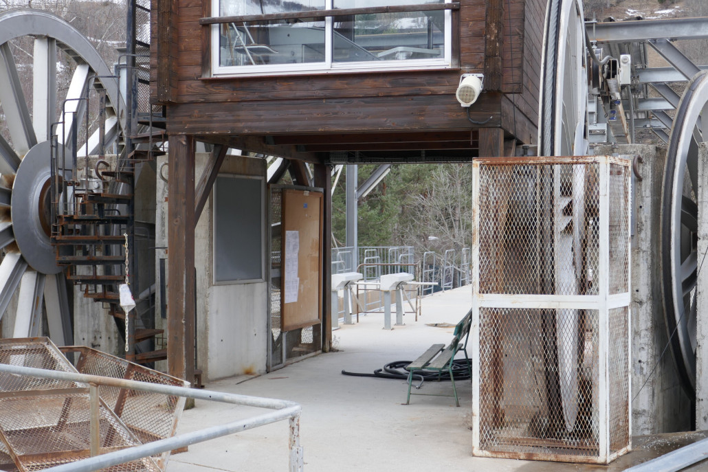 Durchgang von einer zur anderen Sektion