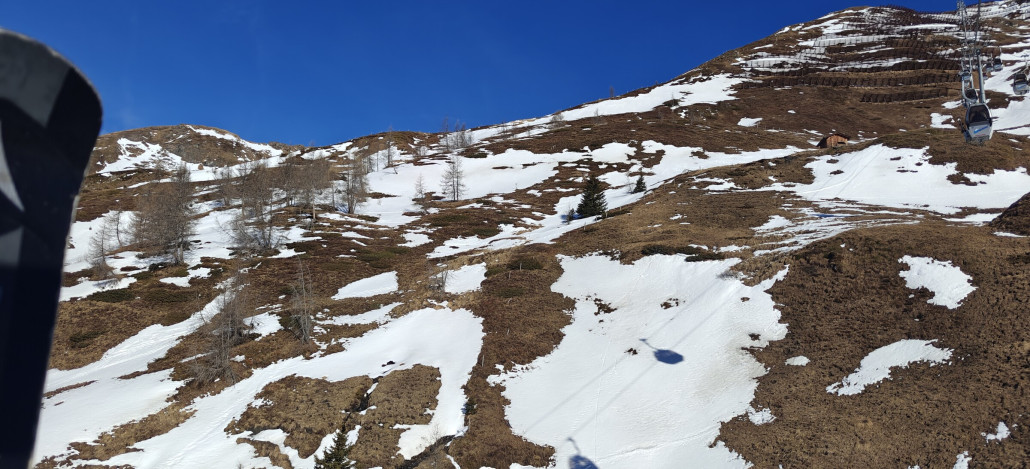 erste Auffahrt aufs Schareck, auf der Sonnenseite ist die (Natur)schneelage desaströs