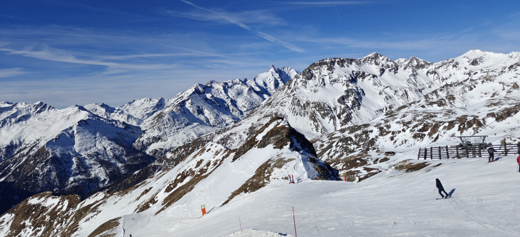 Am Schareck, die linke Abfahrt ist Naturschneepiste, die von allen Seiten zusammengekratzt wurde..