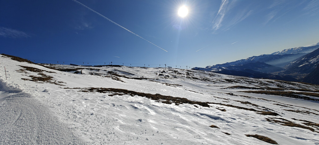EUB-Pano, im Hintergrund das schneefreie Mölltal