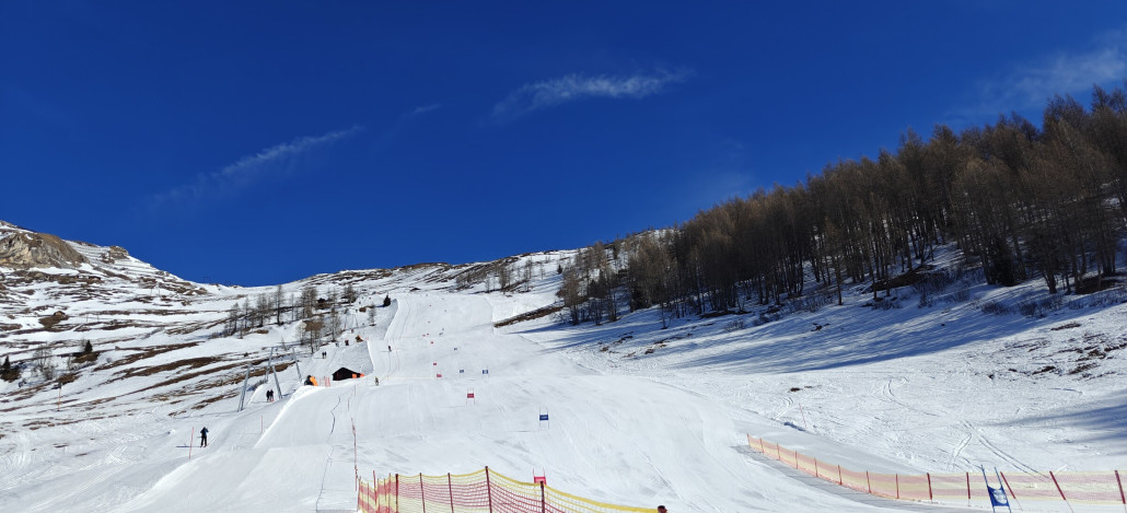kurzer abstecher zum Tauernberg, allerdings nach 1 Abfahrt gleich wieder weg da für Rennen gesperrt und nur ein Schmaler Streifen für normalskifahrer..