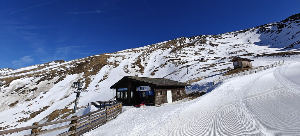 Wechsel zu Fleiss - SL FLeissalm wäre grundsätzlich "ready to start" nur leider Fehlt die weiße Unterlage.. das bisschen Schnee auf der Hochfleissabfart wurde zumindestens gewalzt damit der wenige Schnee nicht ganz verblasen wird.