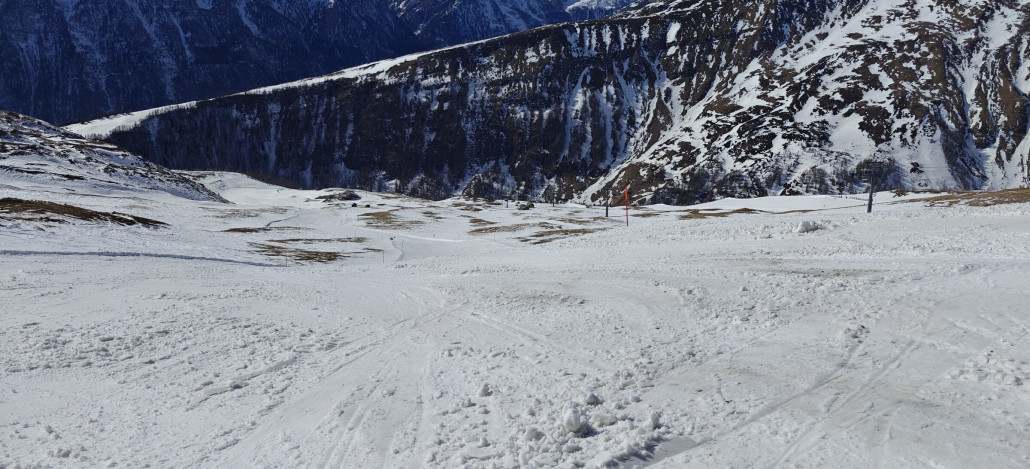 Buttriger Firn, stellenweise ein wenig Gras und Dreck.