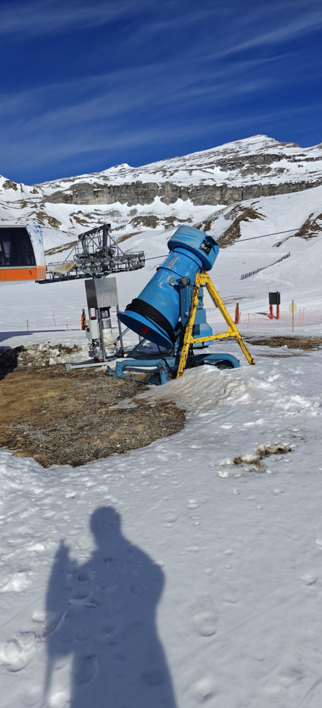 Die Flugabwehrkanonen stehen bereit.. AKA Vorsintflutliche Schneekanonen die hier immer noch ihren Dienst tun..