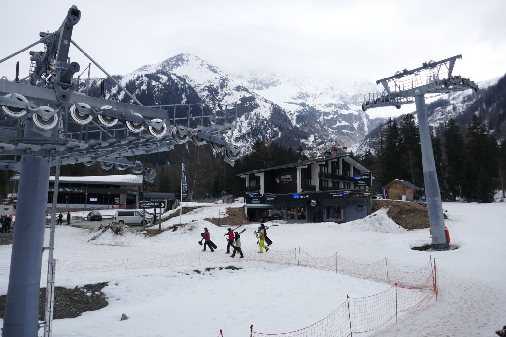 In Argentiere reicht der Schnee nordseitig gerade bis ins Tal runter
