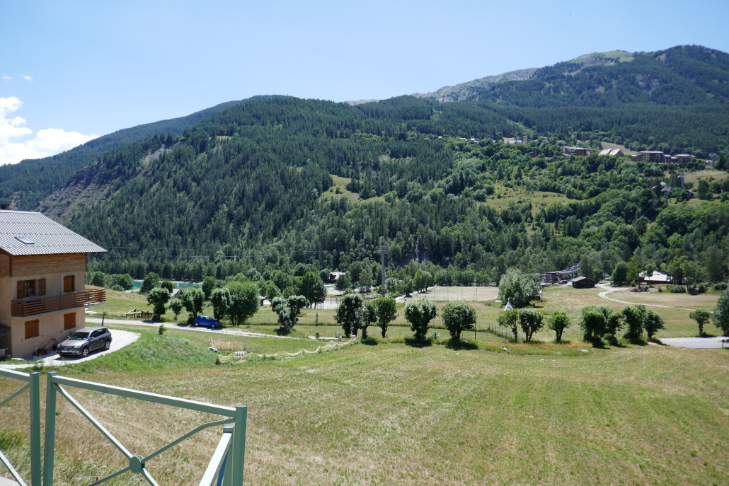 Mittelstation und Strecke Richtung Dorf (Ost) sowie Strecke Richtung Skigebiet (West)