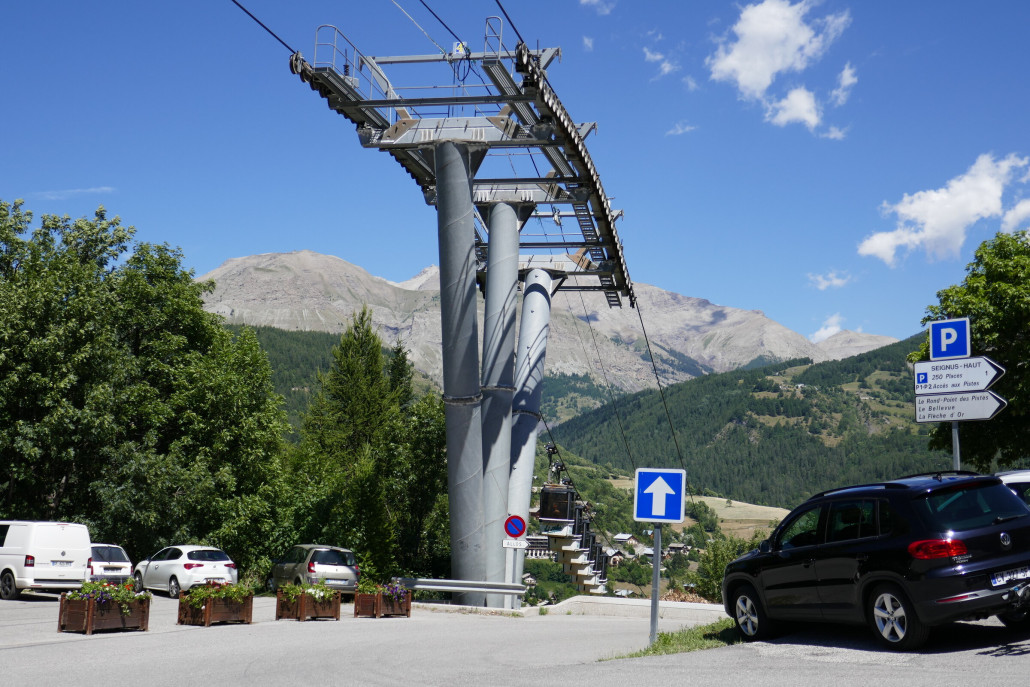 Stütze kurz vor der Bergstation am Skigebiet wo die Bahn oben noch flach über den Parkplatz und die Straße verlief