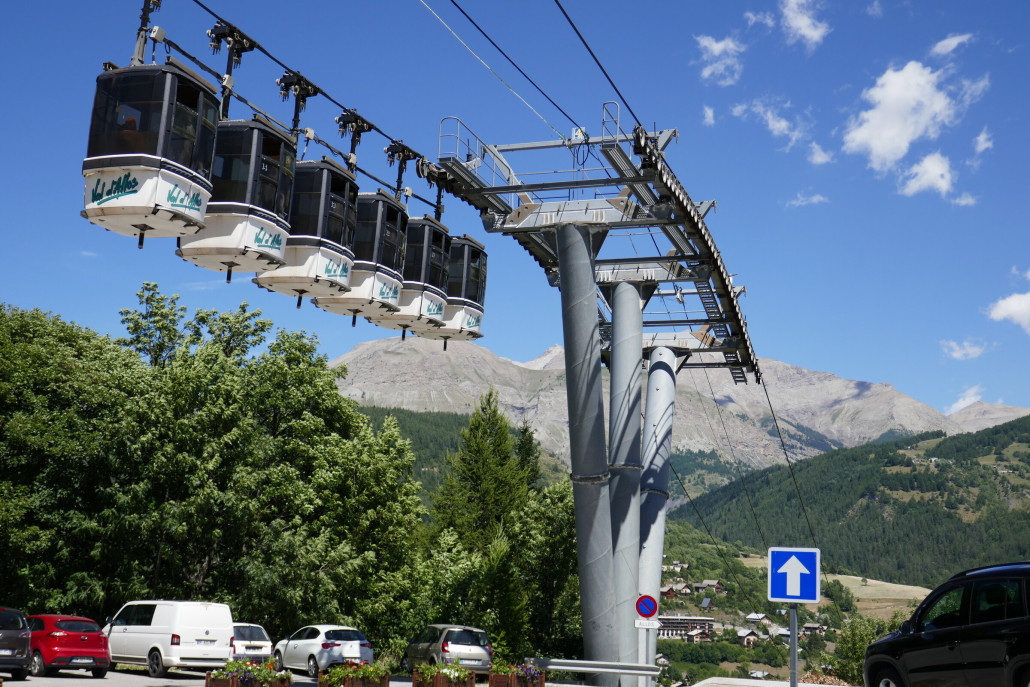 Stütze und Bahn mit 6er-Kabinengruppen