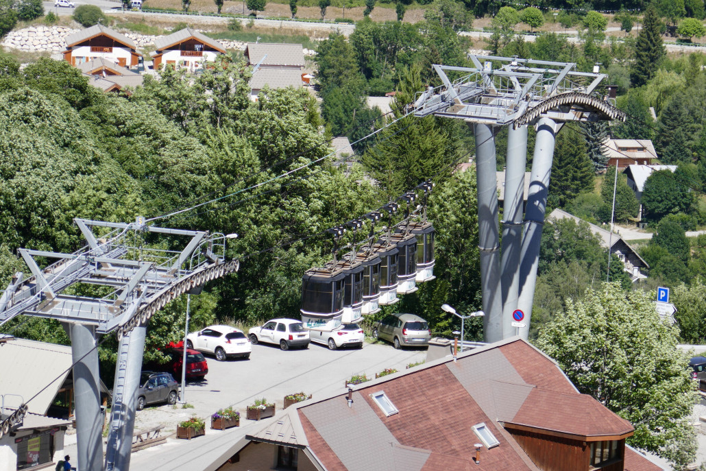 Kabinen im flachen Stück über dem Parkplatz kurz vor der Bergstation