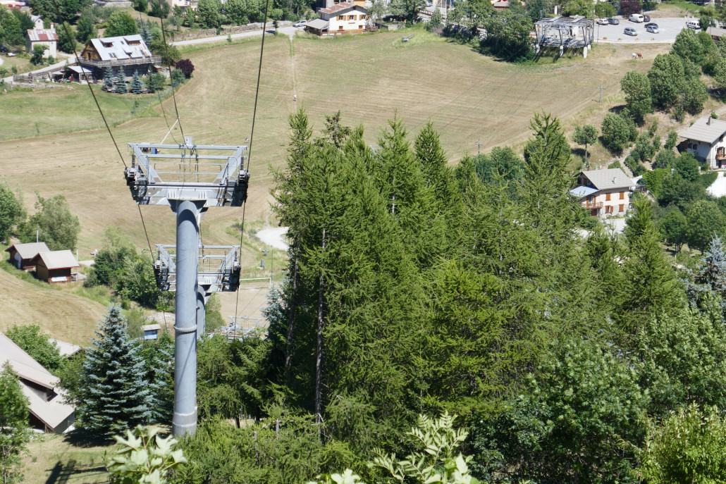 Strecke Bergstation Skigebiet - Mittelstation (links) und Bergstation Dorf (rechts oben)