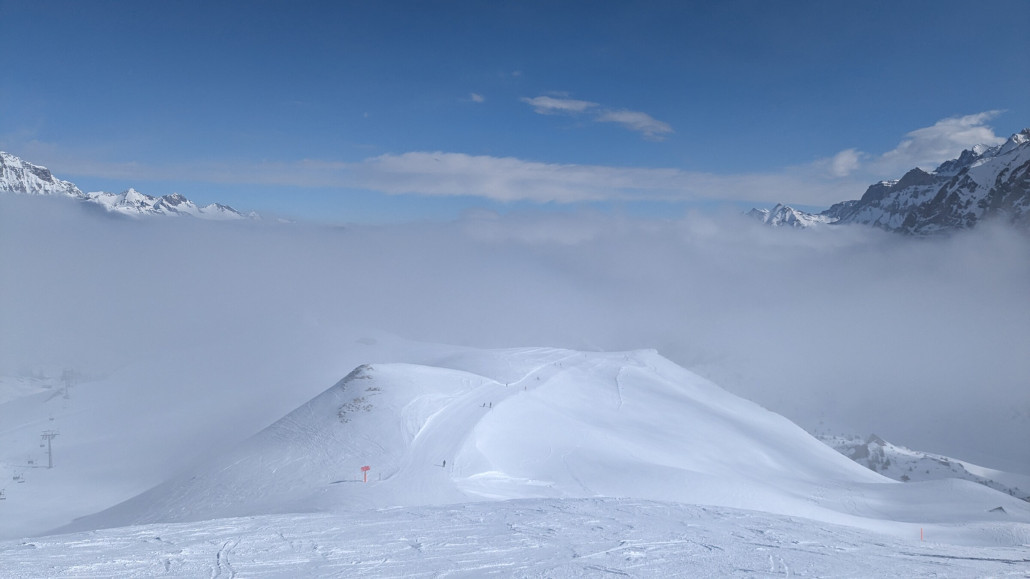 Skifahren neben den Wolken