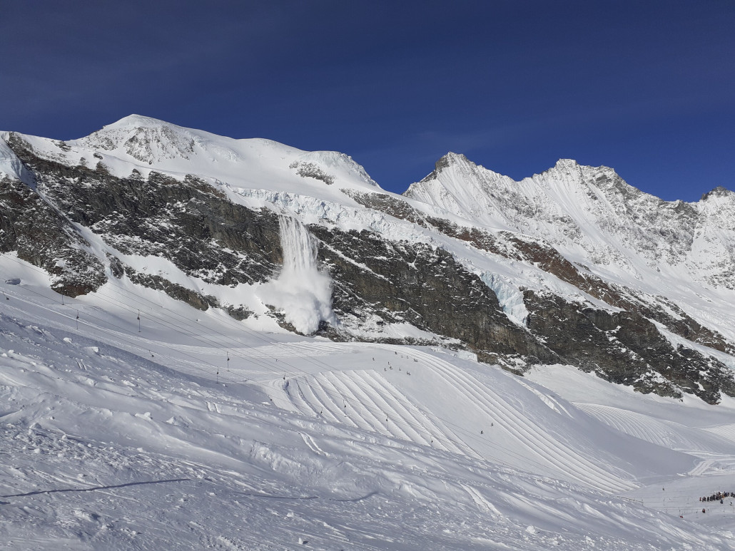 Eisabbruch/Lawine am Feegletscher ausserhalb des Pistenbereichs