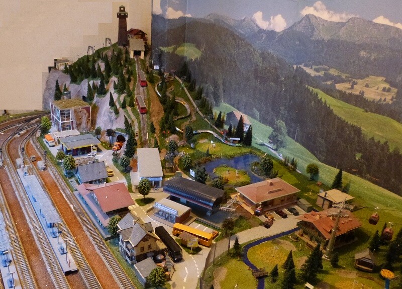 Da wo sich vorher der Flugplatz befand habe ich nun einen weiteren Berg extra für die Standseilbahn errichtet