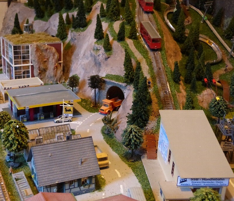 Da es geographisch noch am ehesten hinkommt habe ich die Standseilbahn Hündlebahn genannt, wohlwissend dass in echt die Talstationen der Imbergbahn und der Hündlebahn natürlich nicht so dicht nebeneinander liegen. Aber im Modellbau ist eben vieles möglich