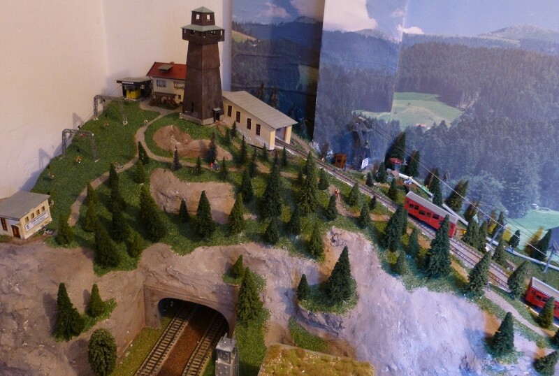 Oben auf dem Hünde befindet sich ein Bergrestaurant, ein Aussichtsturm und die DSB Hochsiedel, die im Sommer ebenfalls dem Bikepark dient. Diese DSB hatte ich zum Glück auch noch übrig. Das war nämlich die Vorgängerbahn der heutigen 4-CLF Kreuzwankl im Garmisch.