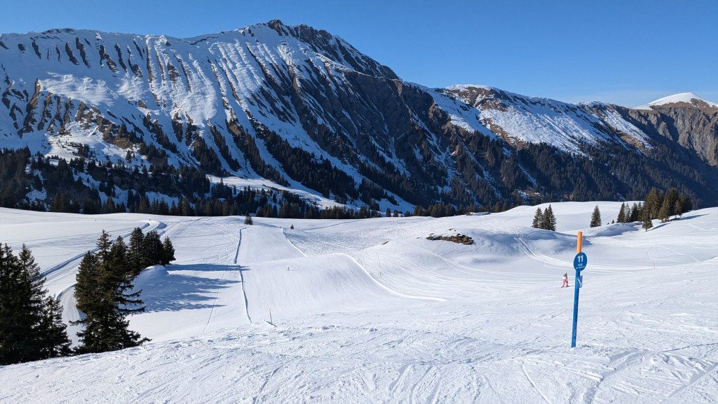 Auf der 11 bis nachmittags immer top Verhältnisse . Fühlt sich fast unbeschneit an.