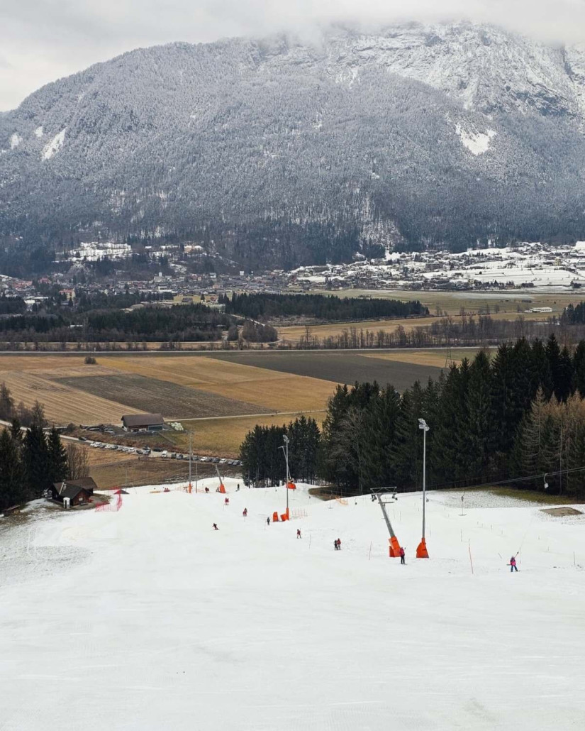 Blick ins Tal, im Hintergrund der Dobratsch.