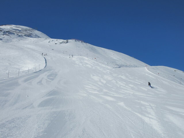 Grubengratpiste (links) und Grubenkopfpiste (rechts), links im Hintergrund der 4-CLD-B Grubenkopf