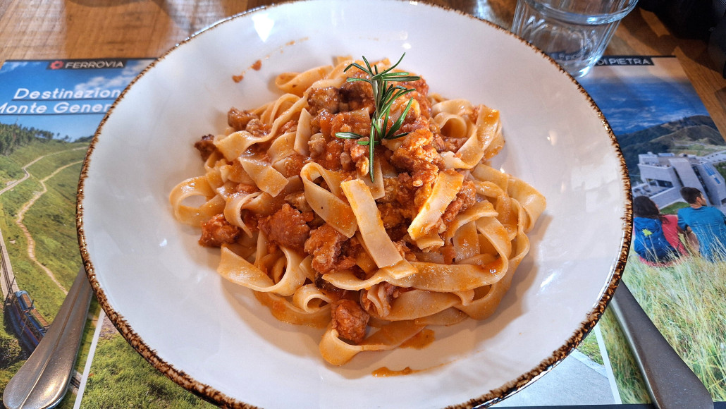 Jahrelang war das Buffet geschlossen. Seit der Renovationd er Bahntrasse vor 3 Jahren ist es wieder geöffnet. Kleine aber sehr gute Speisekarte