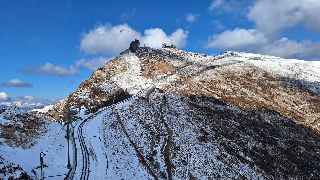Blick zum Gipfel. Der Wald Motto di Cima hat man bis auf einen Landingstrip komplett rasiert.