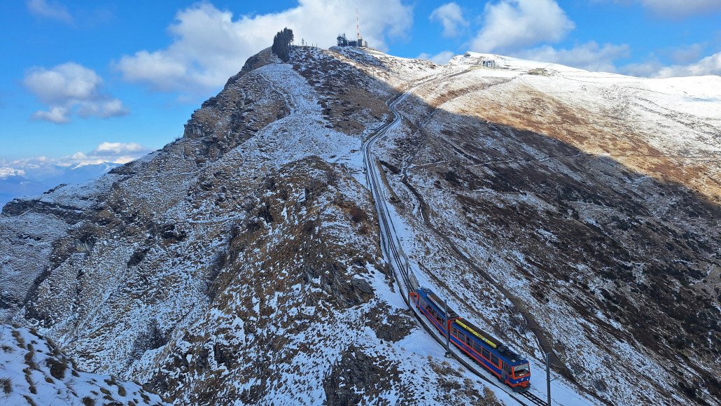 Zug Nummer 3 Bergwärts Schnee hats allen verblasen