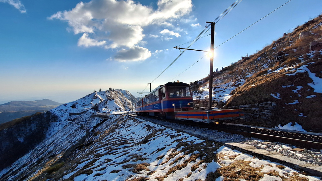 Mit dem Zug wird das Personal am Gipfel geholt