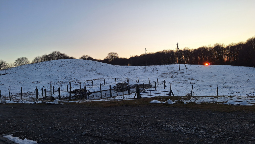 Mit nur einer einzigen roten Stütze auf dem Hügel.
