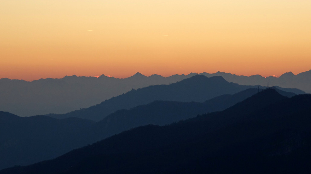 Campo dei Fiori mit den antennen im Hintergrund, ging auch mal eine Standseilbahn rauf.
