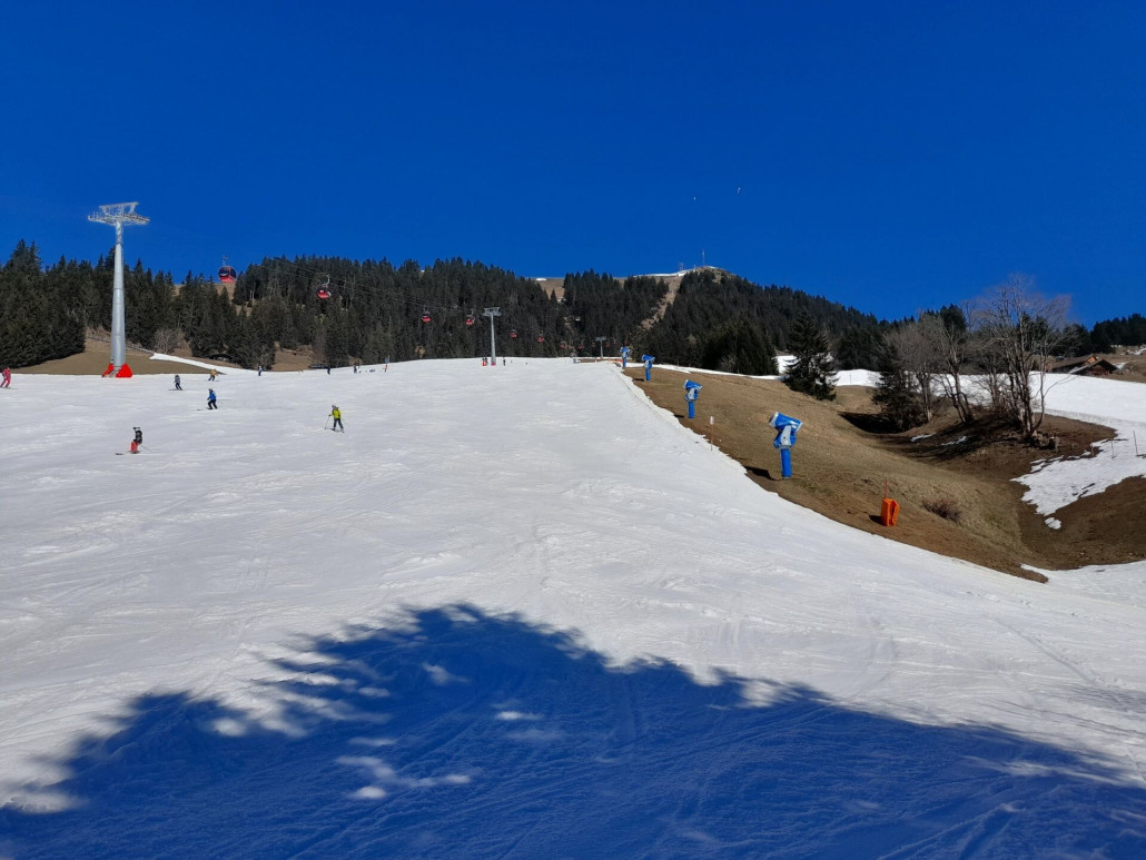 Hopfgarten oberhalb der Mittelstation. Recht der neue Schneistrang