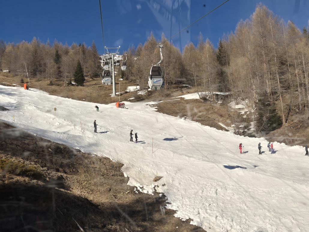 Letzter Hang vor Mittelstation am Nachmittag, da haben einige gut zu Arbeiten um herunter zu kommen