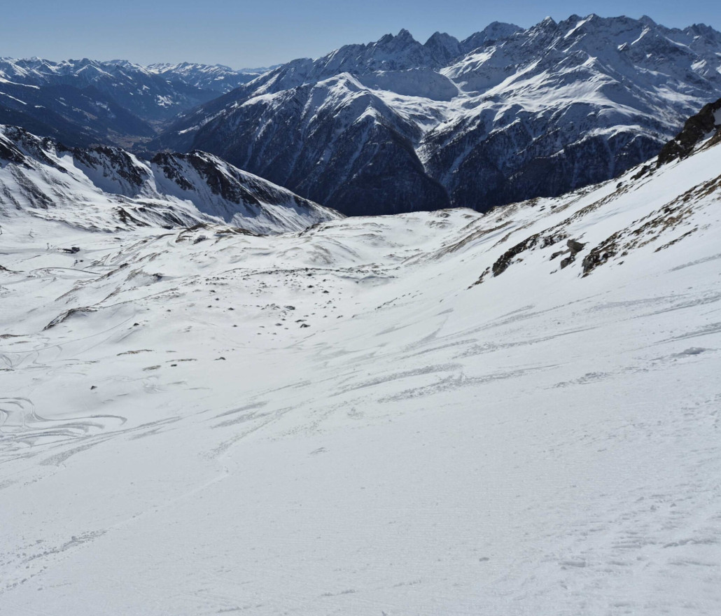 Die Abfahrt war schön und der Schnee noch gut. Die vielen Spuren kommen von einem Freeriderennen am Vortag.